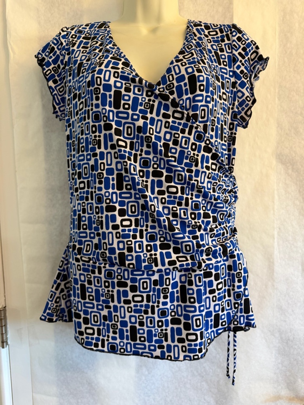Geometric Blue & White Wrap-Style Blouse top with scrunch‎ side Sz-S.  N12